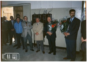 1994. Uruchomienie produkcji przerobu lnu w Cellinenie, od prawej: Walczak, ?, Edward Niedzielski, Henryk Poniedziałek, Kazimierz Kuczak i rolnicy